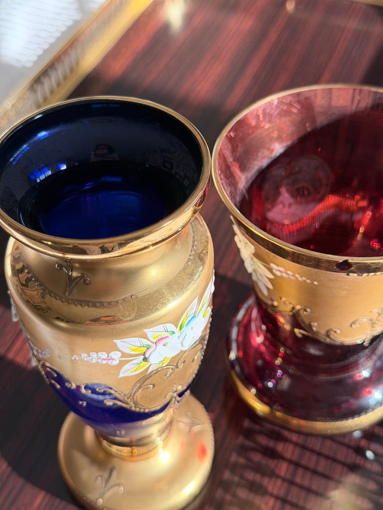 Vintage Boheems glas – set van 2 handbeschilderde vazen met gouddecor