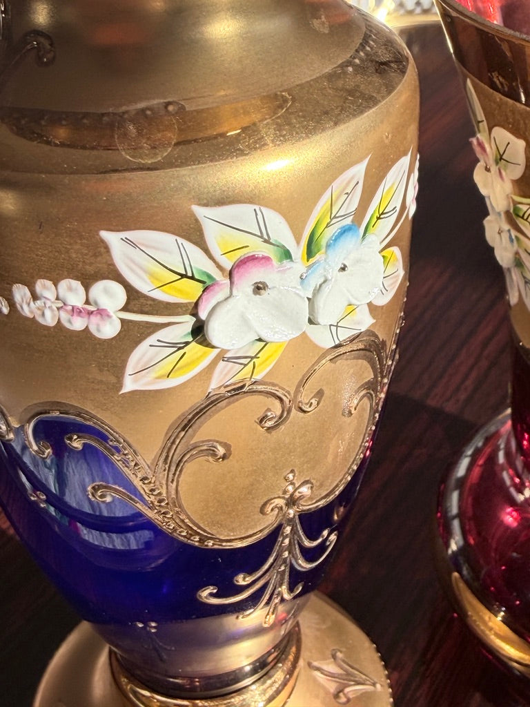 Vintage Boheems glas – set van 2 handbeschilderde vazen met gouddecor