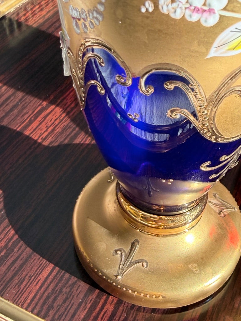 Vintage Boheems glas – set van 2 handbeschilderde vazen met gouddecor