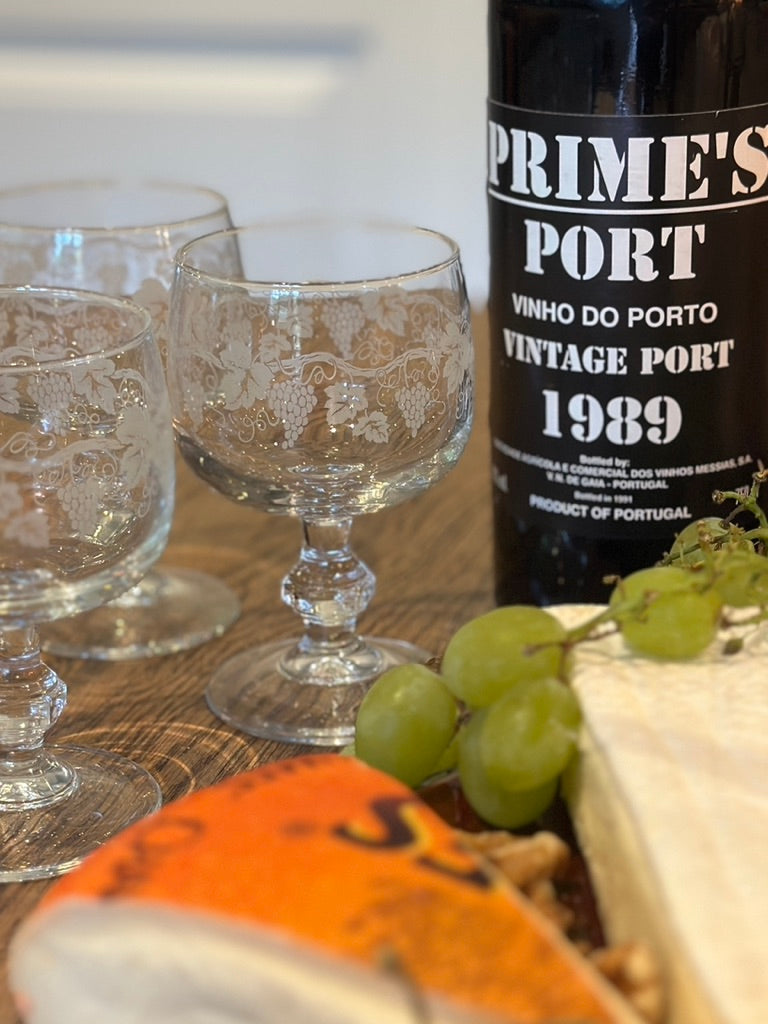 Port glaasjes met geëtste druivenranken