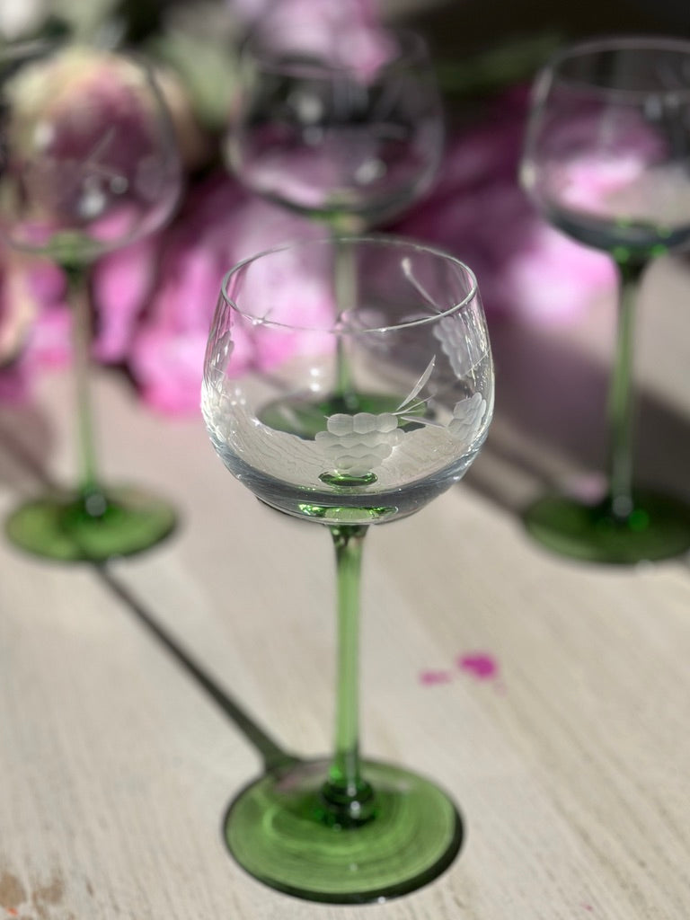 Beautiful and refined Elzas wineglasses with light green stem - '80s