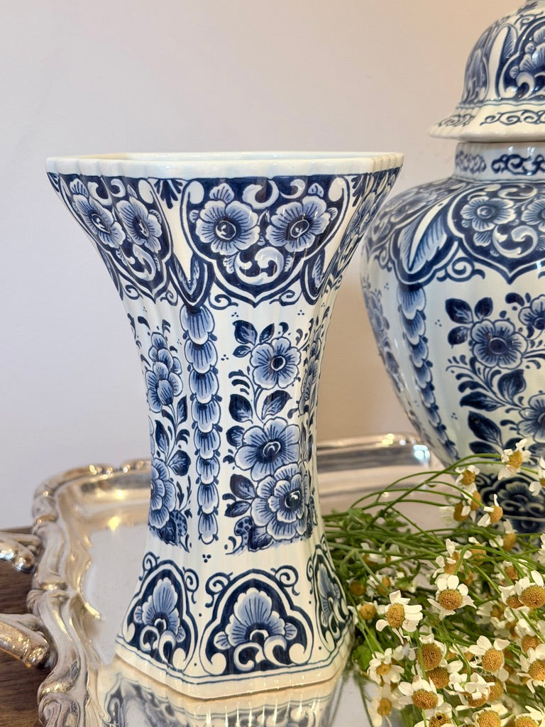 Oud Delft vases - set of 3